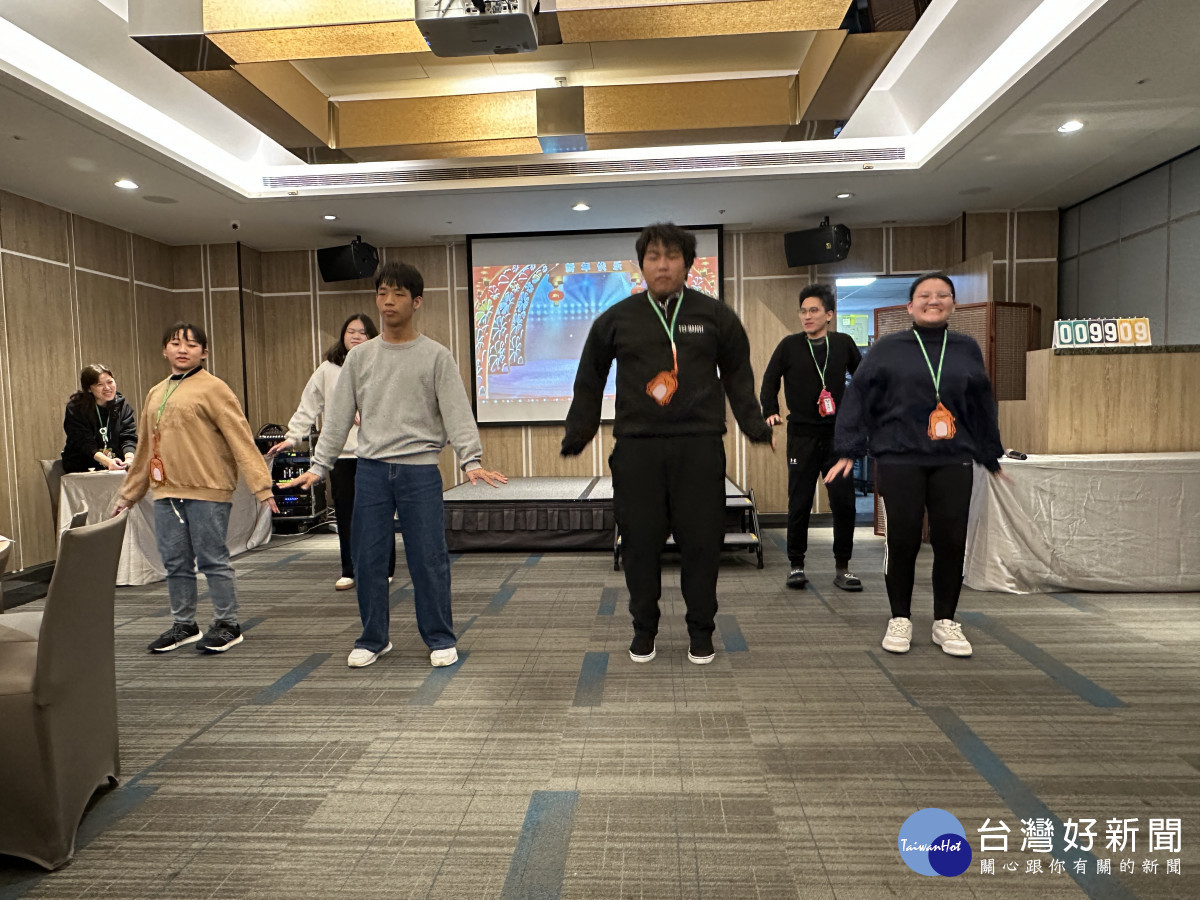 心光晚宴上,小組學員發表成果。(圖由靈鷲山佛教教團提供)