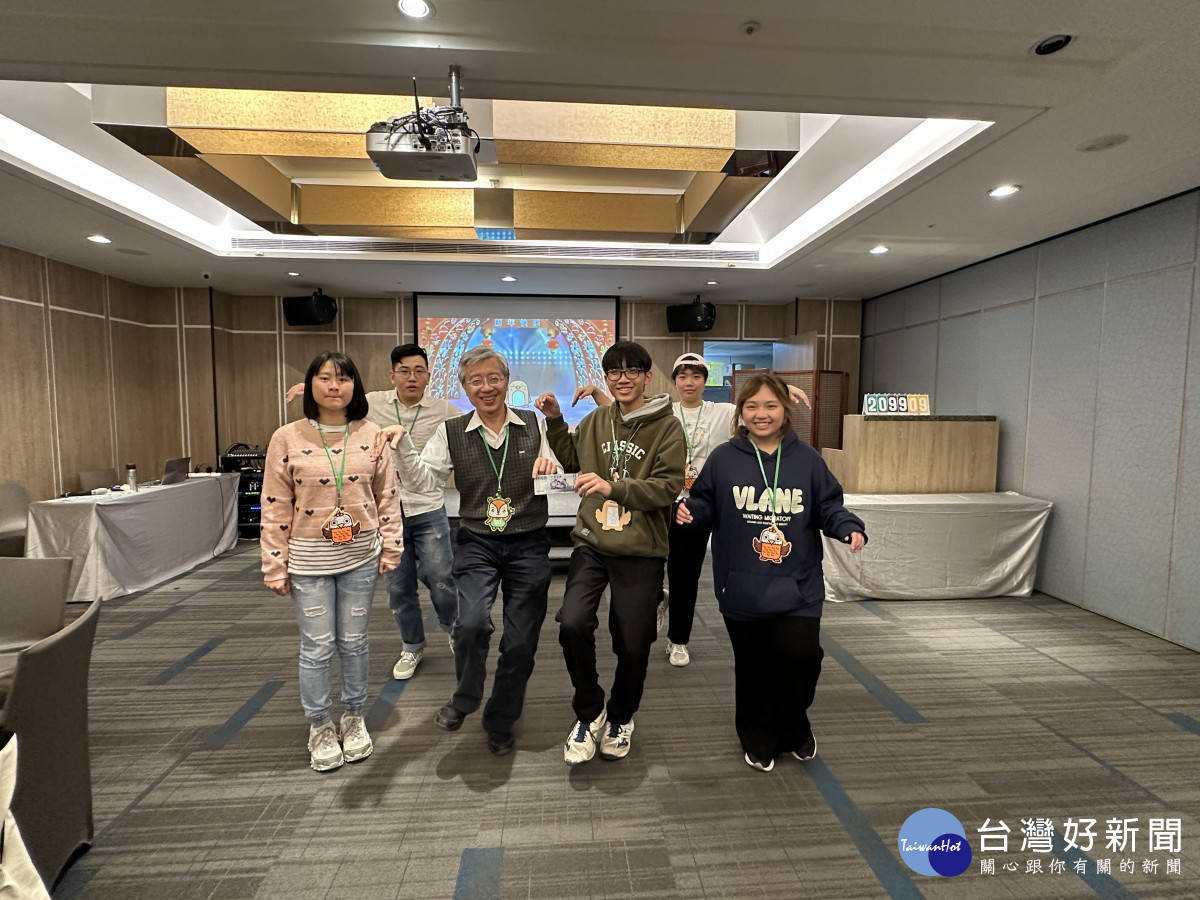 學員為爭取團體榮譽,卯足全力演出,爭取消夜基金。(圖由靈鷲山佛教教團提供)