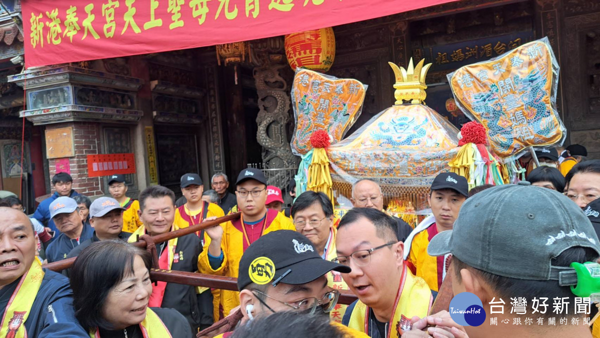 十八庄遶境在點燃3號炮後正式展開/陳致愷翻攝
