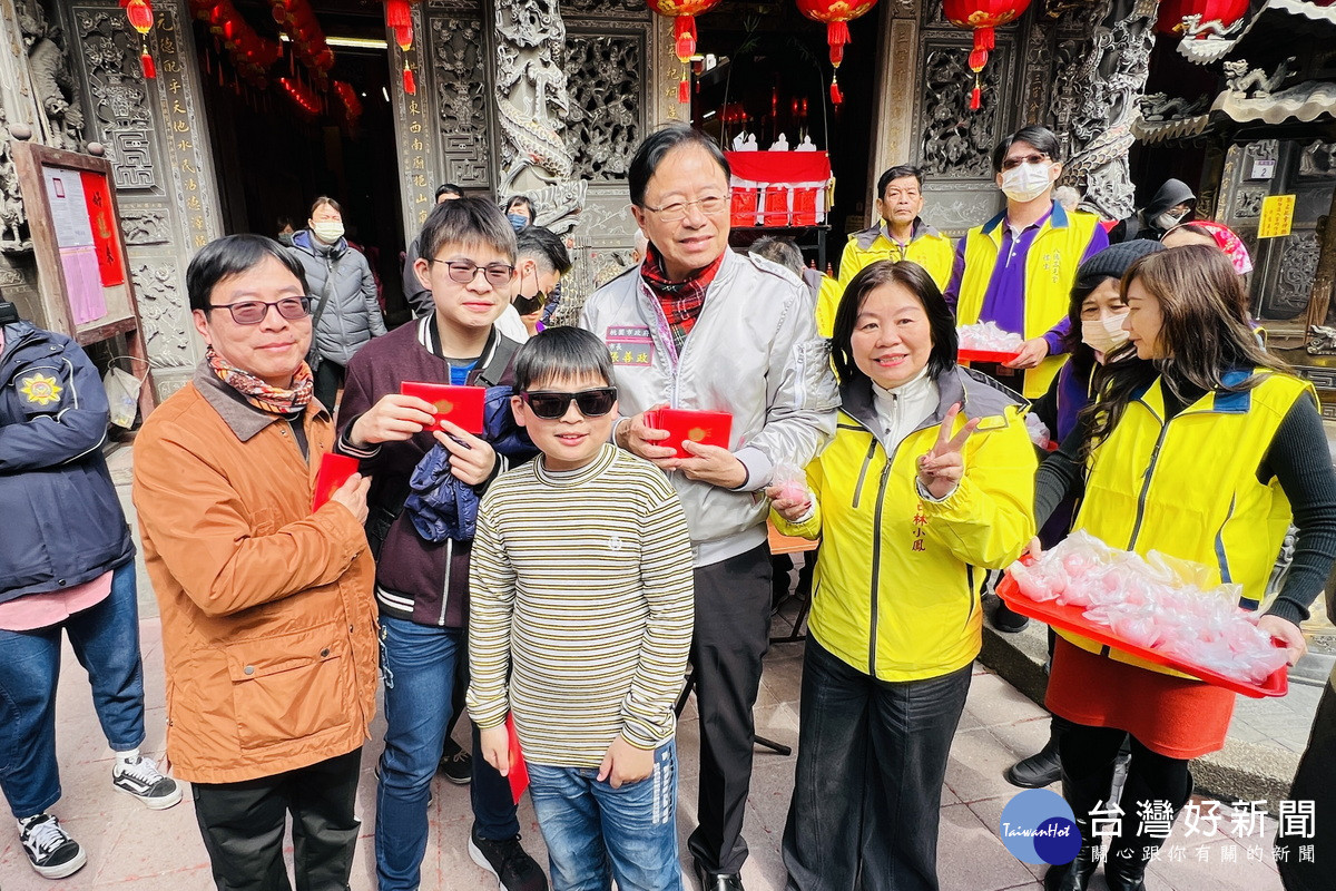 桃園市長張善政前往八德三元宮參拜，發放新春福袋。<br /><br /> 