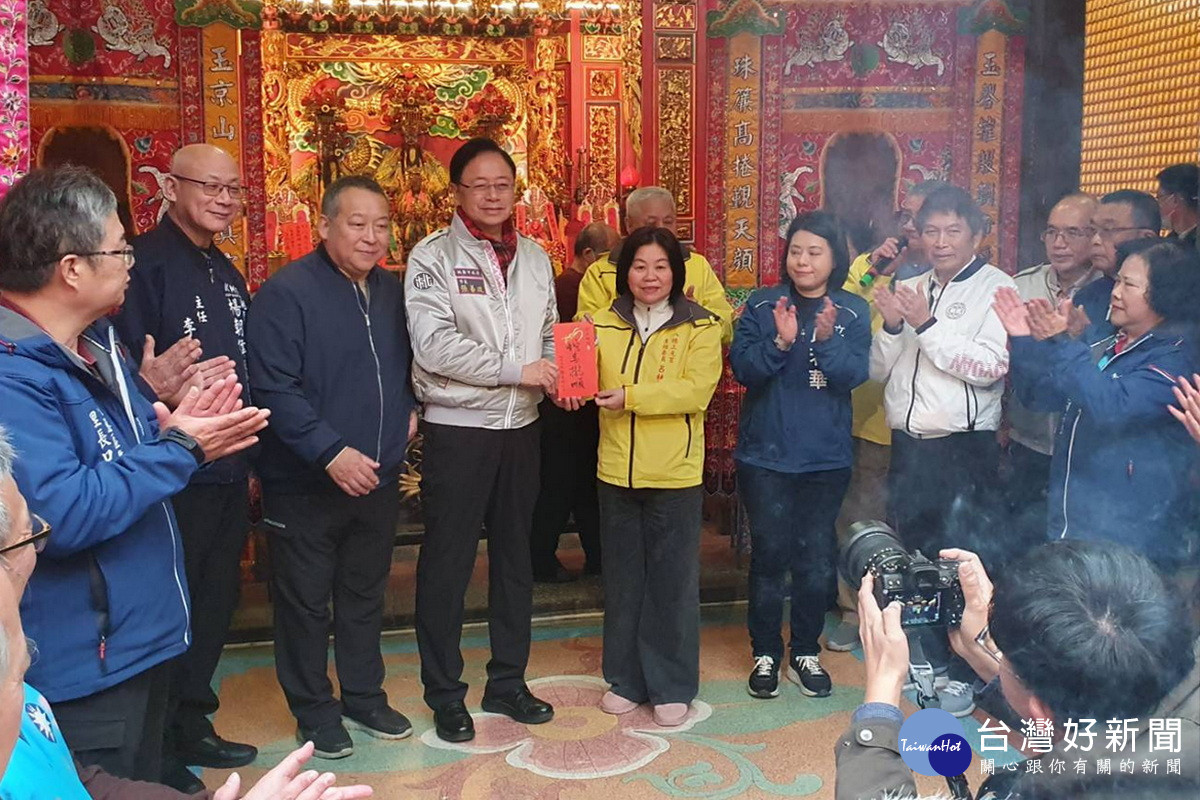 桃園市長張善政前往八德三元宮參拜，發放新春福袋。<br /><br /> 