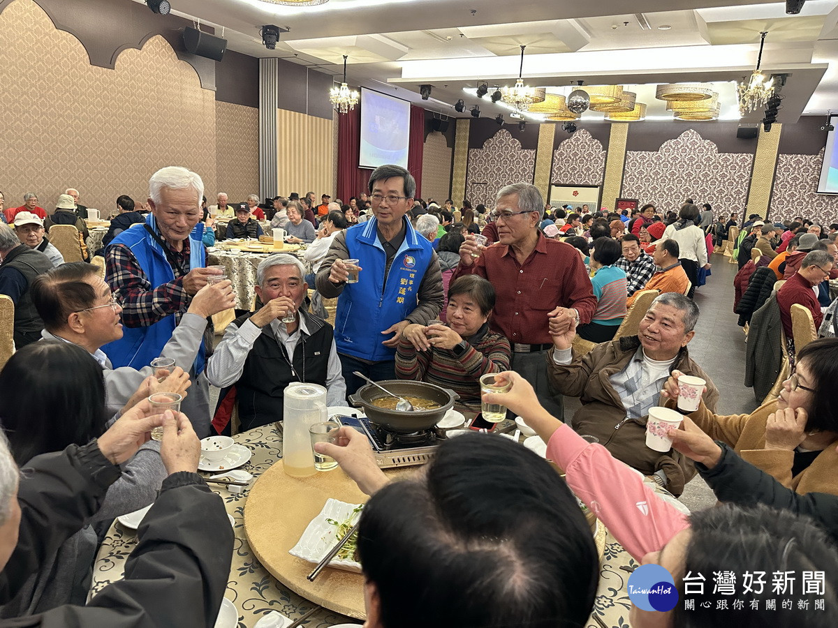 劉理事長(站立中)、石總幹事向大家致意。(記者扶小萍攝)<br /><br />