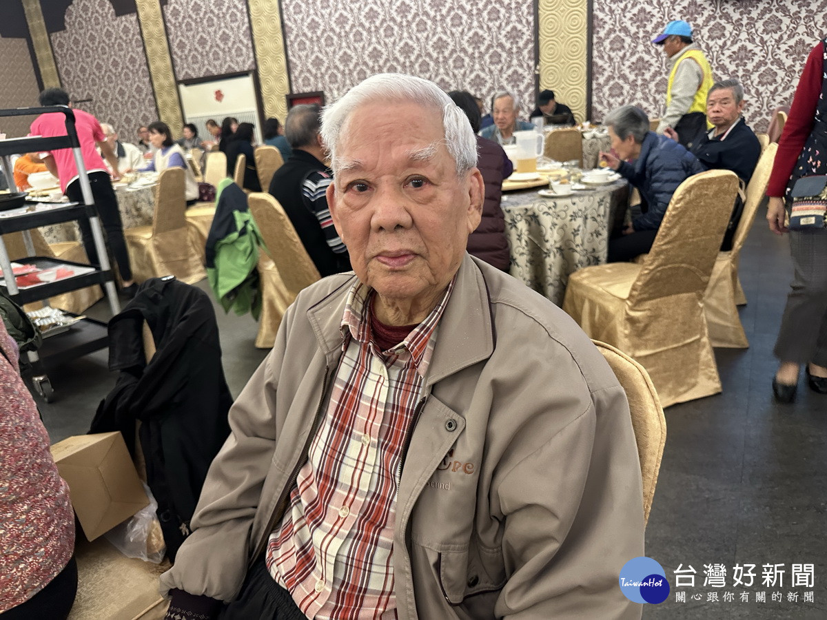 前縣府建設局長呂水返已9旬仍參與餐會。(記者扶小萍攝)