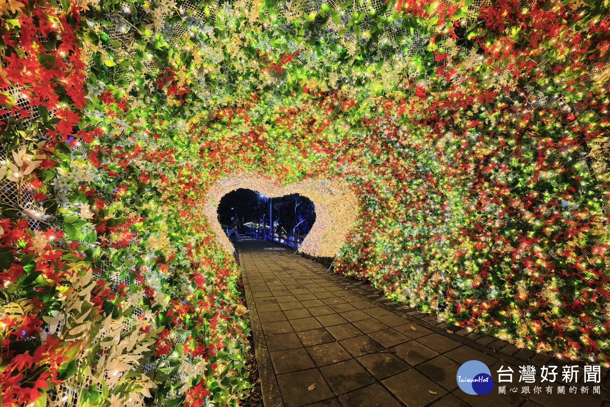 「2025台灣燈會在桃園暨蘆竹炫YA農遊季」-「愛心花廊」。<br /><br />