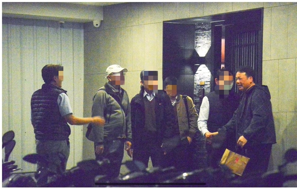 5名北檢檢察官被拍到至高檔餐廳用餐,席間還有民進黨大老吳乃仁。翻攝侯漢廷臉書