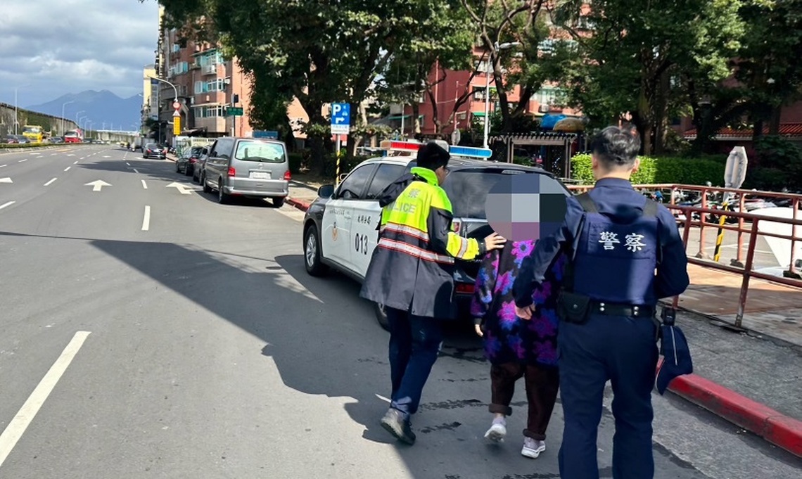 我的家人找到了!!失智婦人逆走車道險象環生、大同暖警助返家
