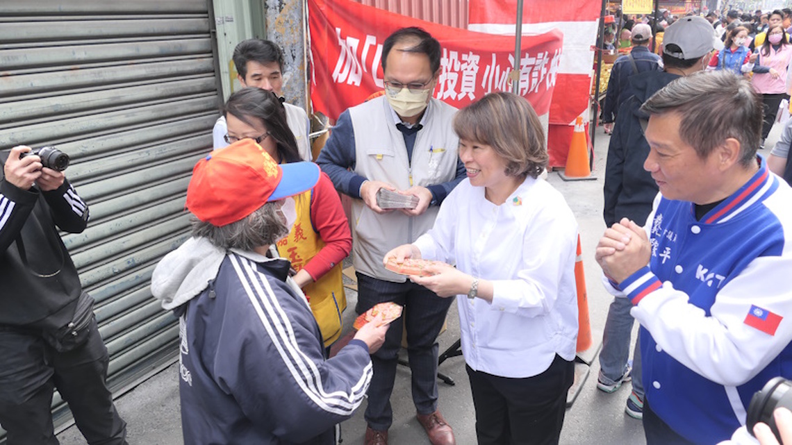 嘉市玉皇宮玉皇上帝聖壽大典 黃敏惠市長祝賀並發送蛇年開運紅包 祝福新年「蛇」麼都順利