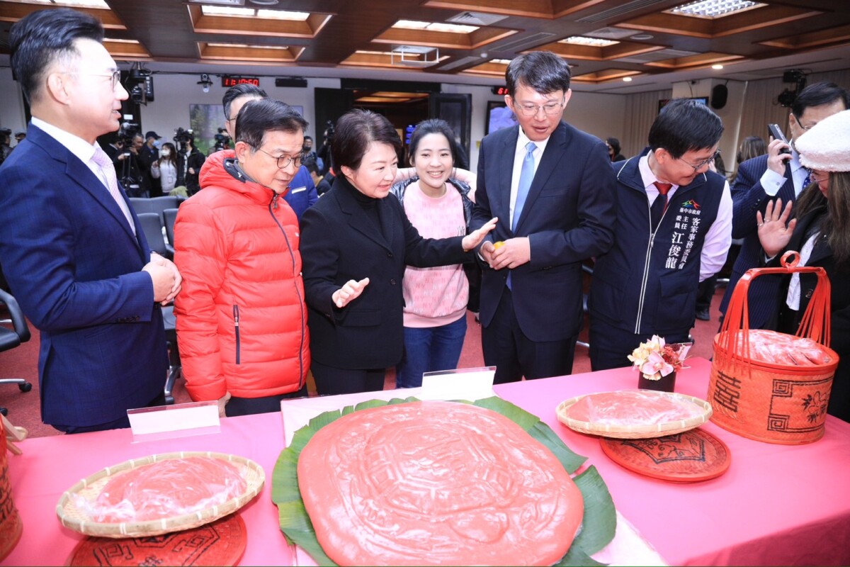 ▲將幸福送進立法院!盧秀燕「回娘家」分送新丁粄,揭「好孕、好運」雙重意義邀全民歡慶。(圖/中市府提供)