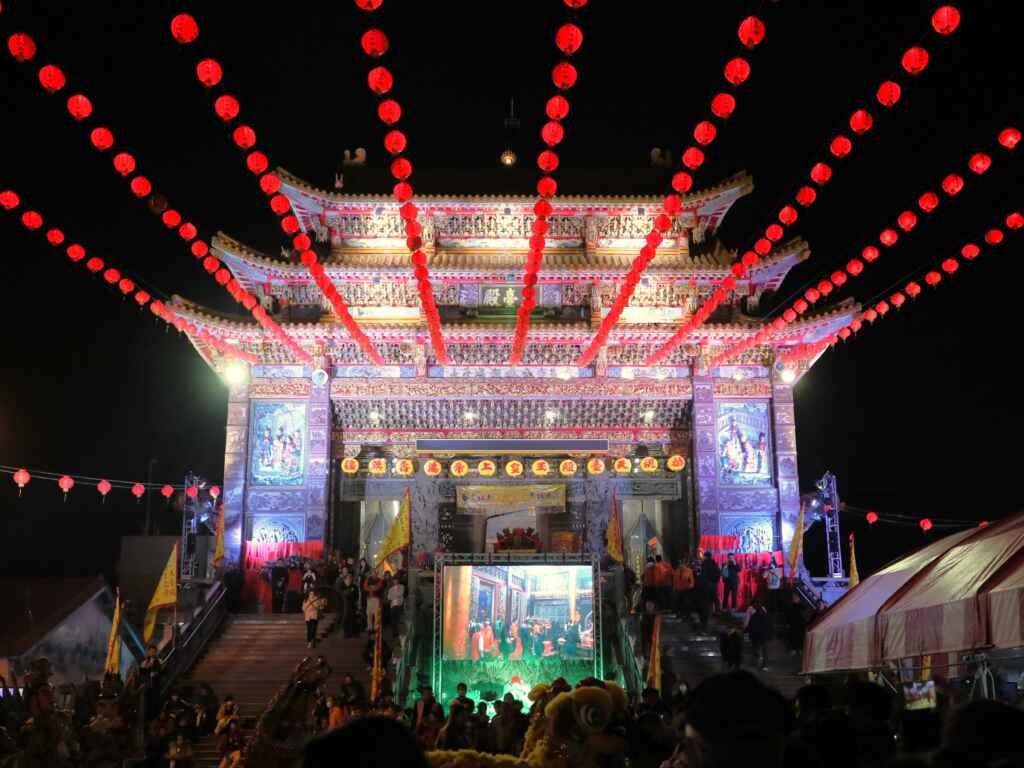 溪口鄉天臺殿是全台歷史最悠久的天公廟之一，主神奉祀浙江福龍縣天台山香火渡台開基之玉皇大天尊。