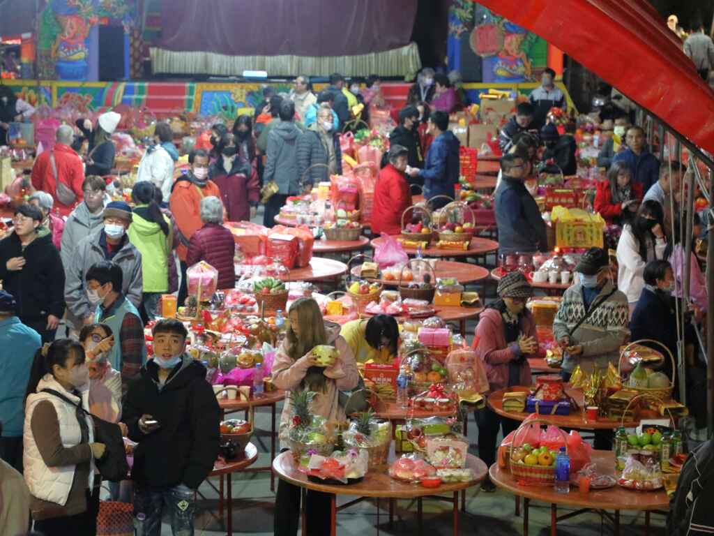 大年初九「天公生」，許多民眾前往天臺殿，準備各式供品，祈求平安。