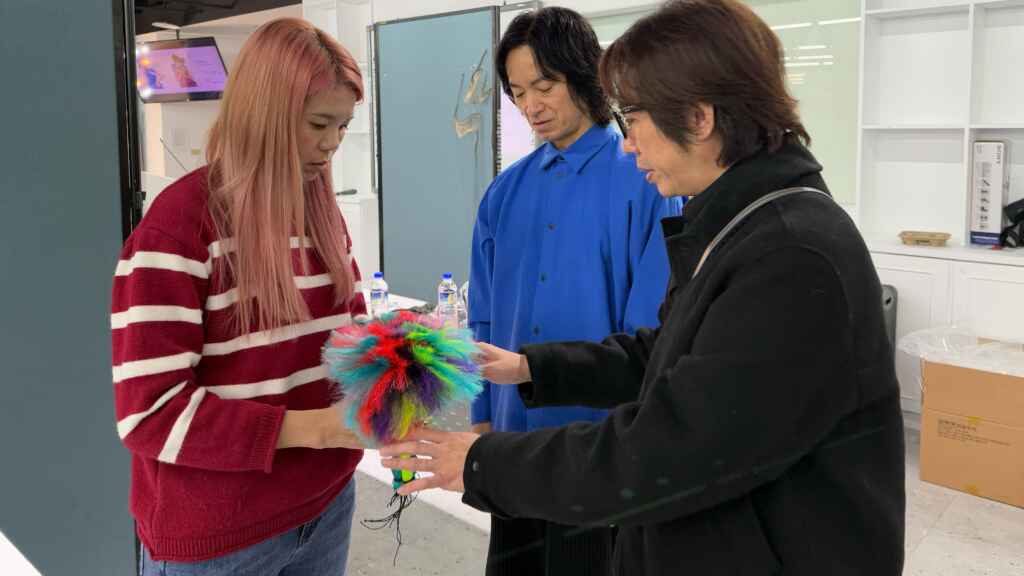 ▲身為新宿資生堂學校的校長，原田大師表示任何藝人的完美演出背後皆長期仰賴造型師的巧手慧心，從髮型設計的靈感、材質選擇到技巧編織。（建國科大提供）