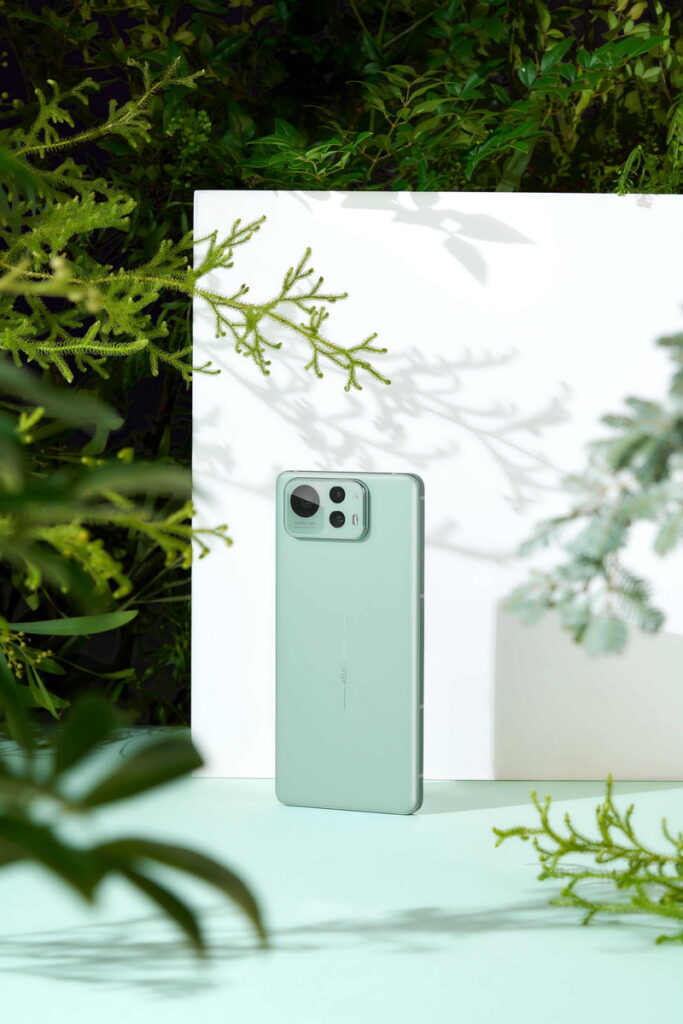 蝦皮購物華碩Zenfone 12 Ultra,2月6日至3月15日購機即贈價值2千元eSIM國際網路吃到飽(圖為:華碩Zenfone 12 Ultra 冷杉綠)