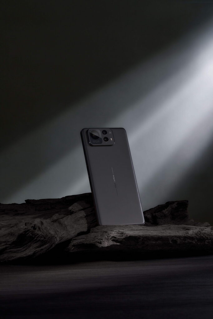 蝦皮購物華碩Zenfone 12 Ultra新機售價29,990元起(圖為:華碩Zenfone 12 Ultra 檀木黑)