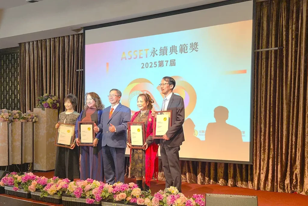 第七屆ASSET永續典範獎頒獎典禮,ASSET理事長李欽榮(中)頒發感謝狀予贊助單位。(圖/陳惠玲攝影)