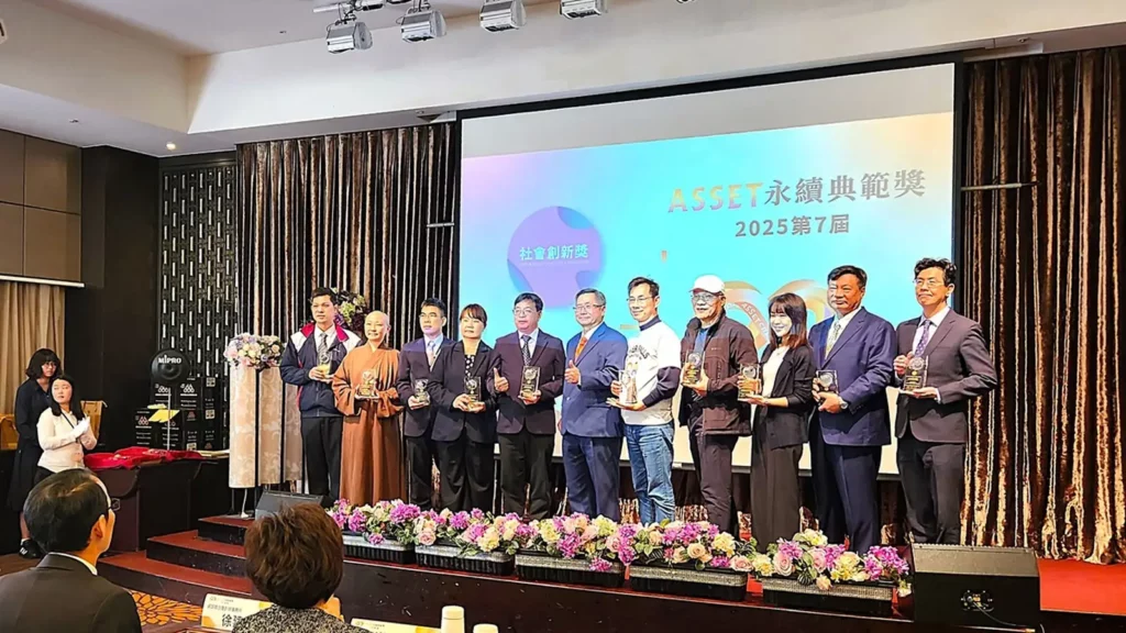 ASSET理事長李欽榮頒發「社會創新獎」。(圖/陳惠玲攝影)