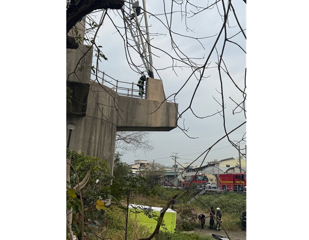心情不好爬電塔 警所長現場苦勸下塔幸未傷 222 cnews204250206a05