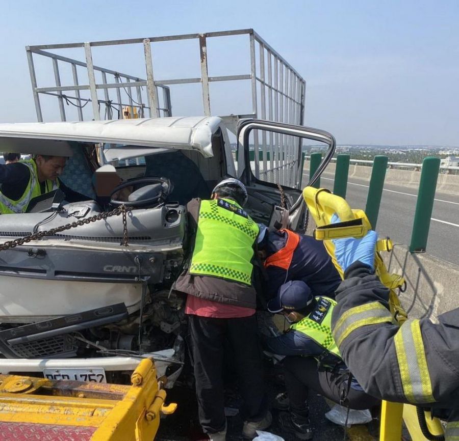 小貨車疑發生故障!臨停內線車道小貨車煞車不及追撞2傷送醫