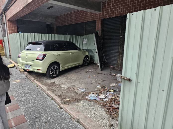 女駕駛轉彎暴衝 6人等公車遭撞送醫 56 2079475 0