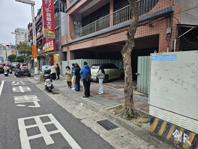 女駕駛轉彎暴衝 6人等公車遭撞送醫 57 2079474 0