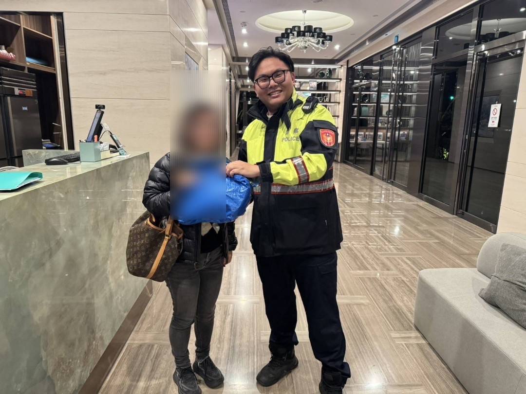 王姓女子焦急重要裝備遺失,文一警積極溫馨協助尋回,王姓女子不斷向林員道謝,感謝員警的同理心及積極協助的熱忱,讓人倍感溫馨。(記者 張艷君翻攝)