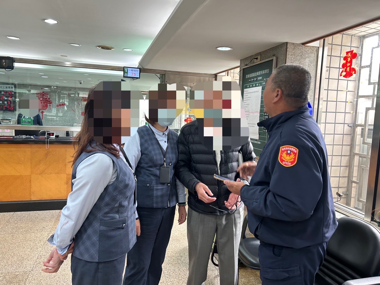 警方到場後,當機立斷喝止老翁匯款行為,並耐心向其解釋詐騙集團的常見手法,進而打消匯款念頭。(記者 黃荷琇翻攝)