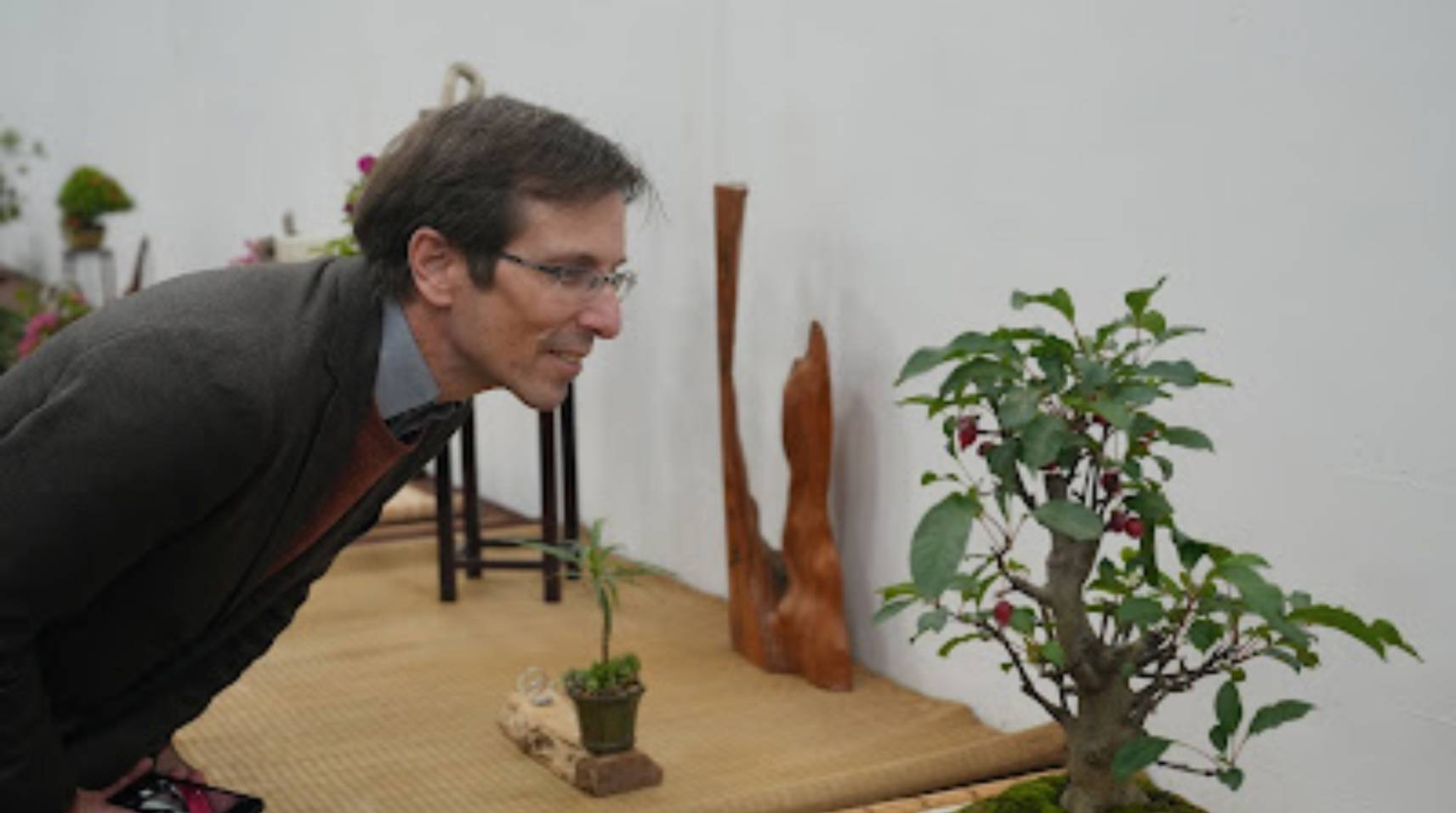 安德烈先生對此次的展覽感到大開眼界,不斷的研究台灣盆栽藝術的獨特性。(記者 趙靜姸翻攝)
