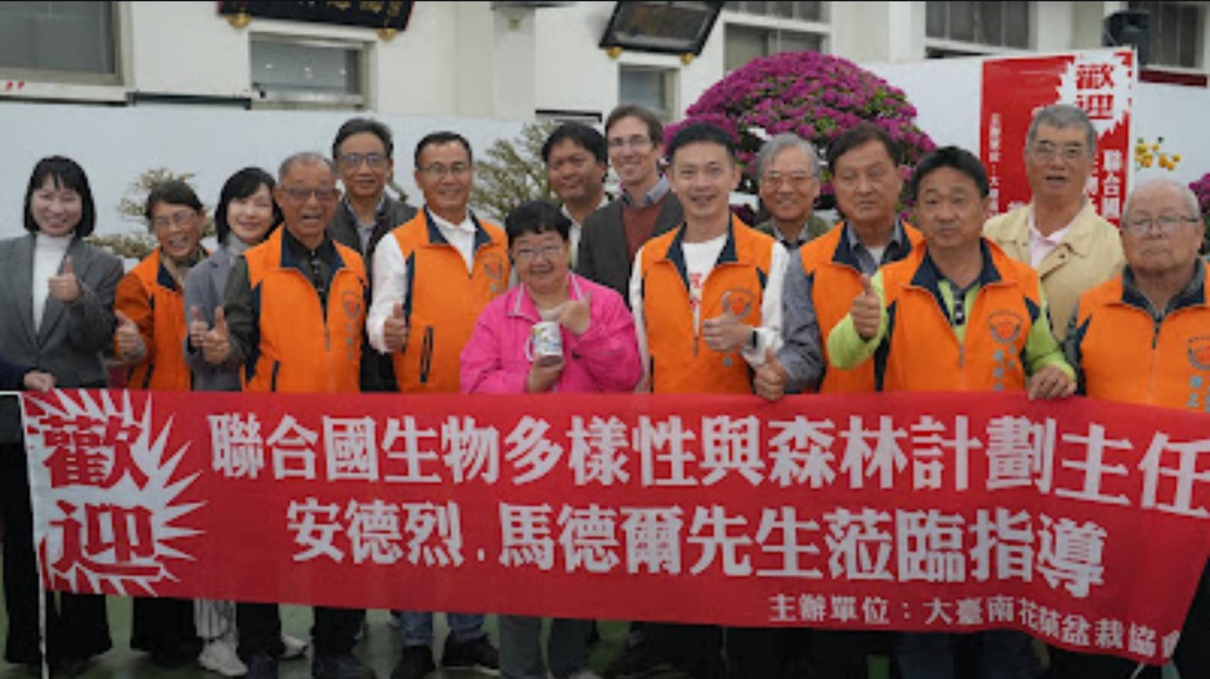理事長張建壹(左六)、主委彭冠今(右六)均非常重視此次的交流活動,還精心特地準備了歡迎的紅布條及多樣台灣在地伴手禮贈與安德烈先生。(記者 趙靜姸翻攝)