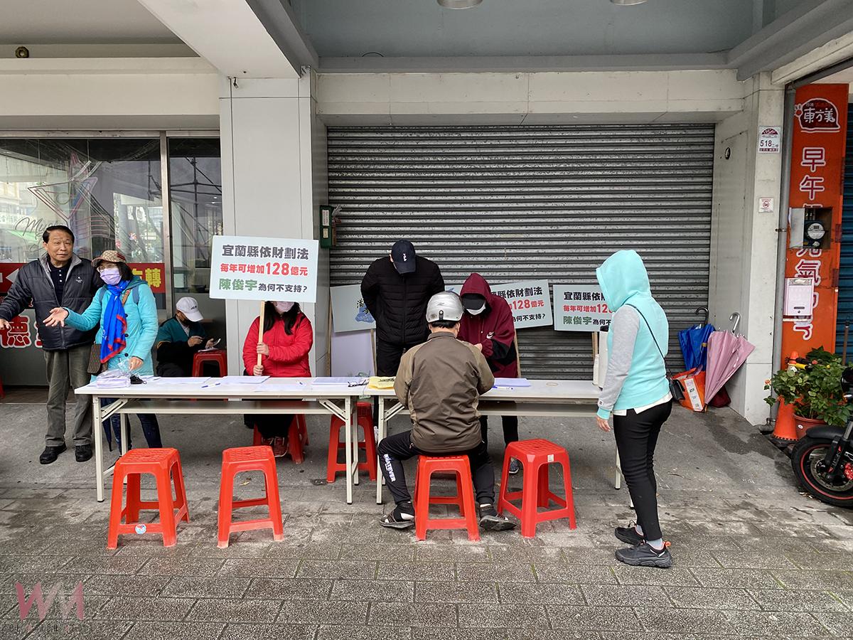 「滿城封宇」罷免立委陳俊宇 民眾嗆民進黨「你們可以大罷免 我們有何不可？」 - https://www.watchmedia01.com
