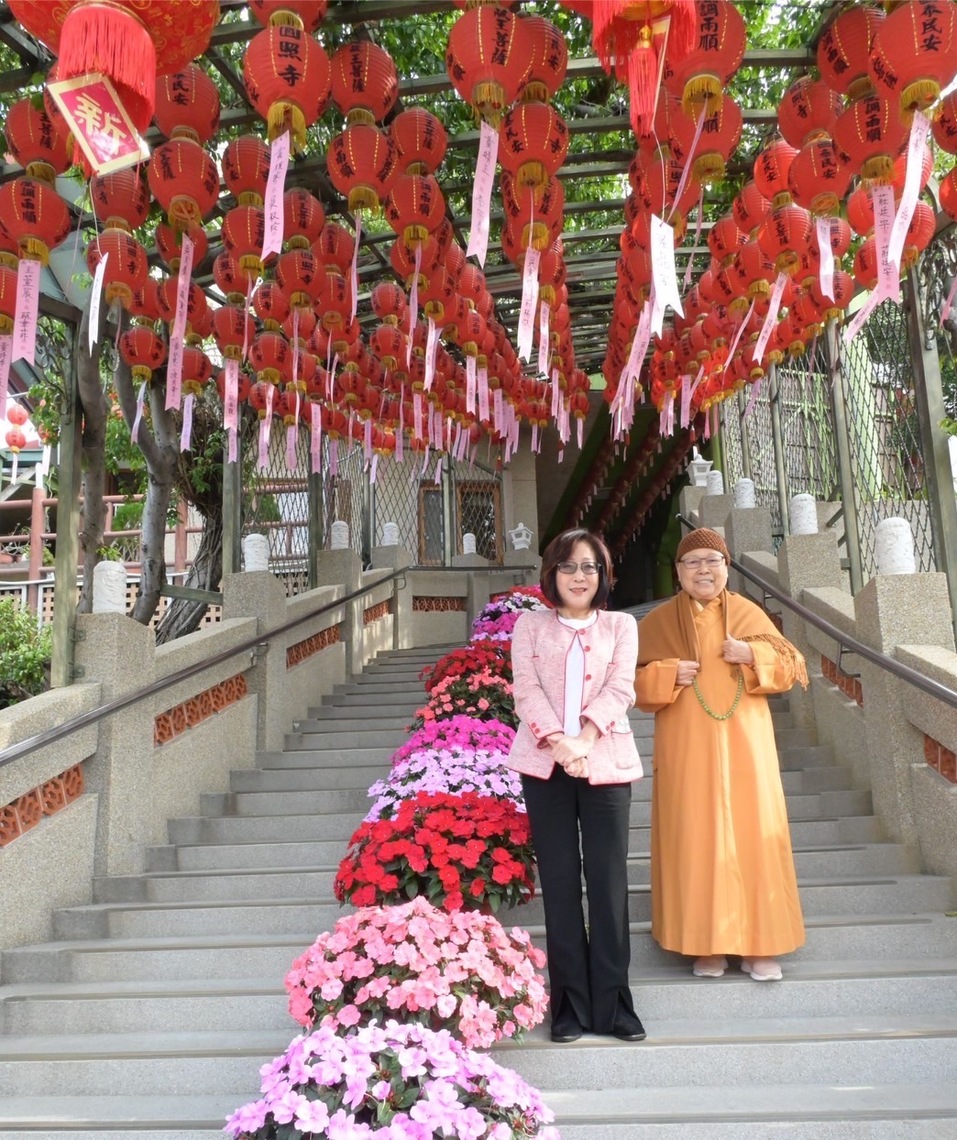 漾新聞|曾一同學花藝 議長康裕成盛讚敬定法師「花藝人生」