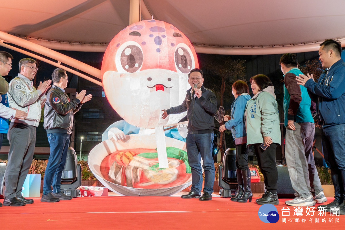 全臺唯一融合中壢牛肉麵打造的在地特色主燈「好運蛇進來」。<br /><br />