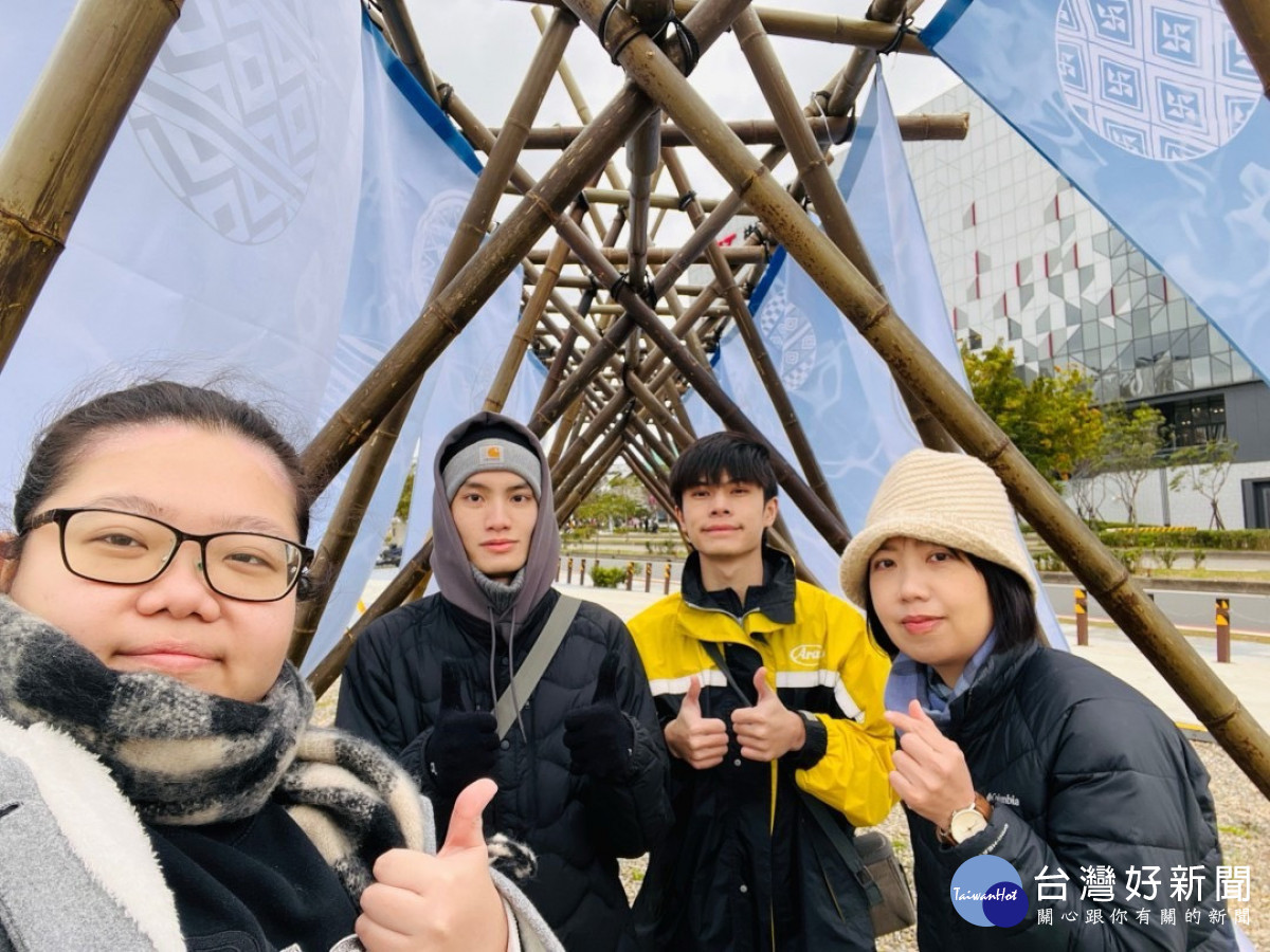 由元智大學藝設系黃琬雯老師(中)帶領學生,共同創作作品《祈豐年》