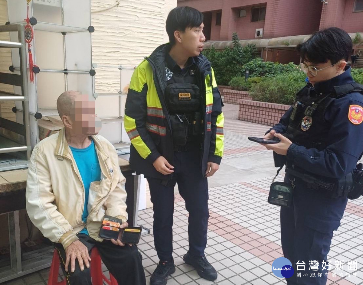 警方協助失智老翁平安返家。