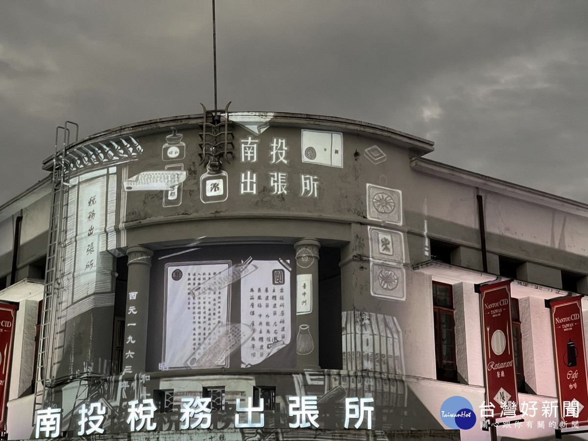 入夜之後稅務出張所呈現光影另種風情。(記者扶小萍攝)