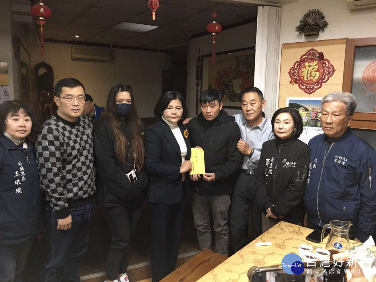 發生於上(1)月25日桃園楊梅休息站火燒車事件，縣長張麗善及斗六市長林聖爵親自到展家慰問／雲林縣政府提供