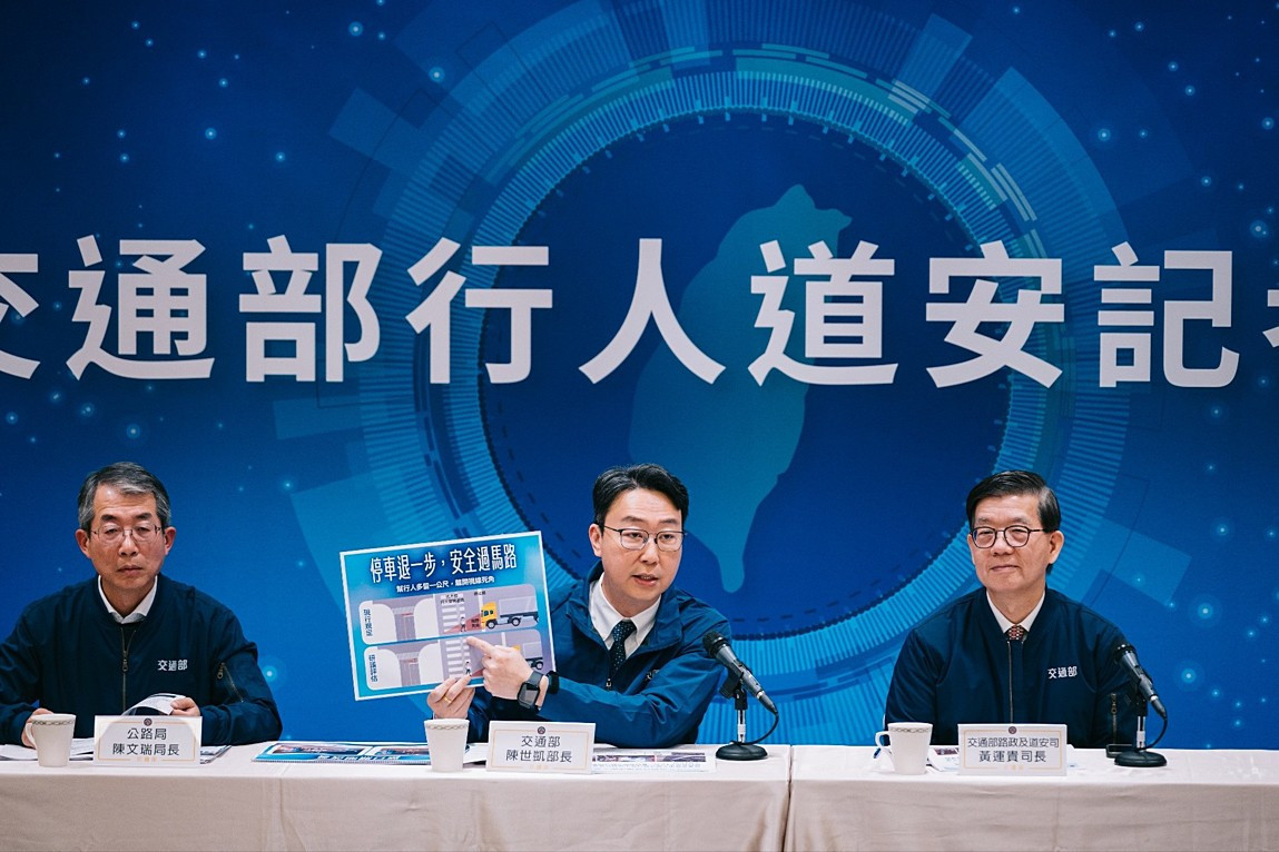 交通部長陳世凱（中）說明路口停止線到行穿線距離。（圖／交通部路政及道安司）