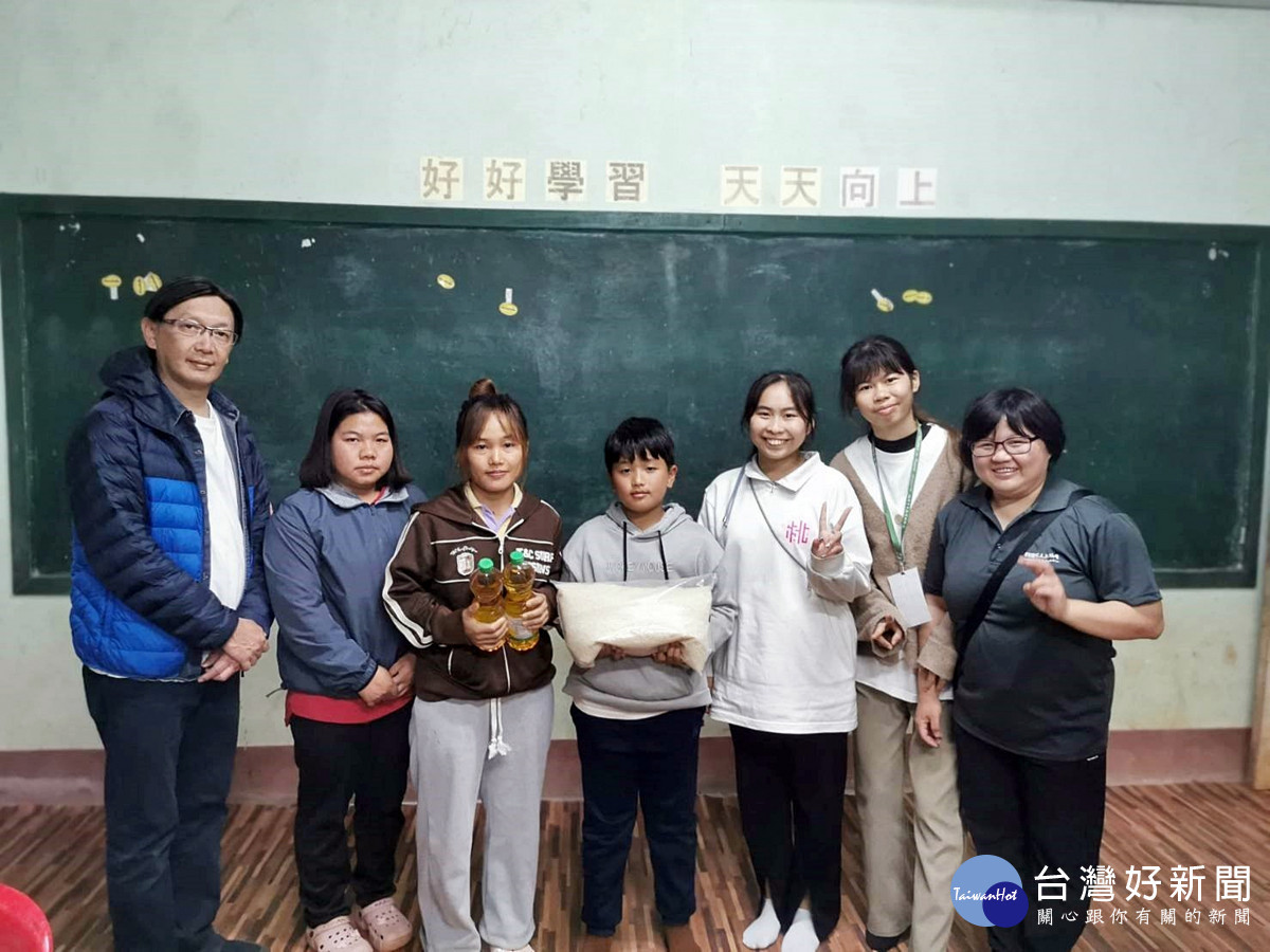 長庚科大志工團捐贈白米及食用油,以扶助當地貧困家庭