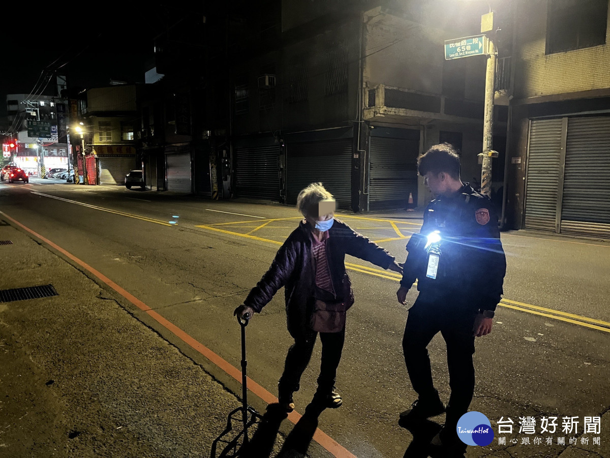 8旬獨居婦寒流迷途， 暖警深夜助返家。