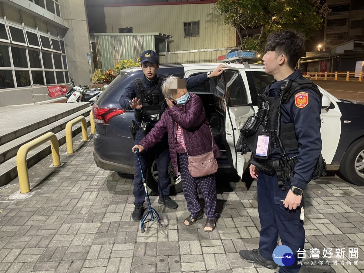 8旬獨居婦寒流迷途, 暖警深夜助返家。