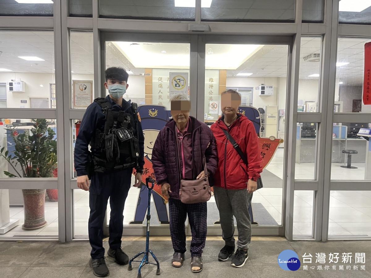 8旬獨居婦寒流迷途, 暖警深夜助返家。