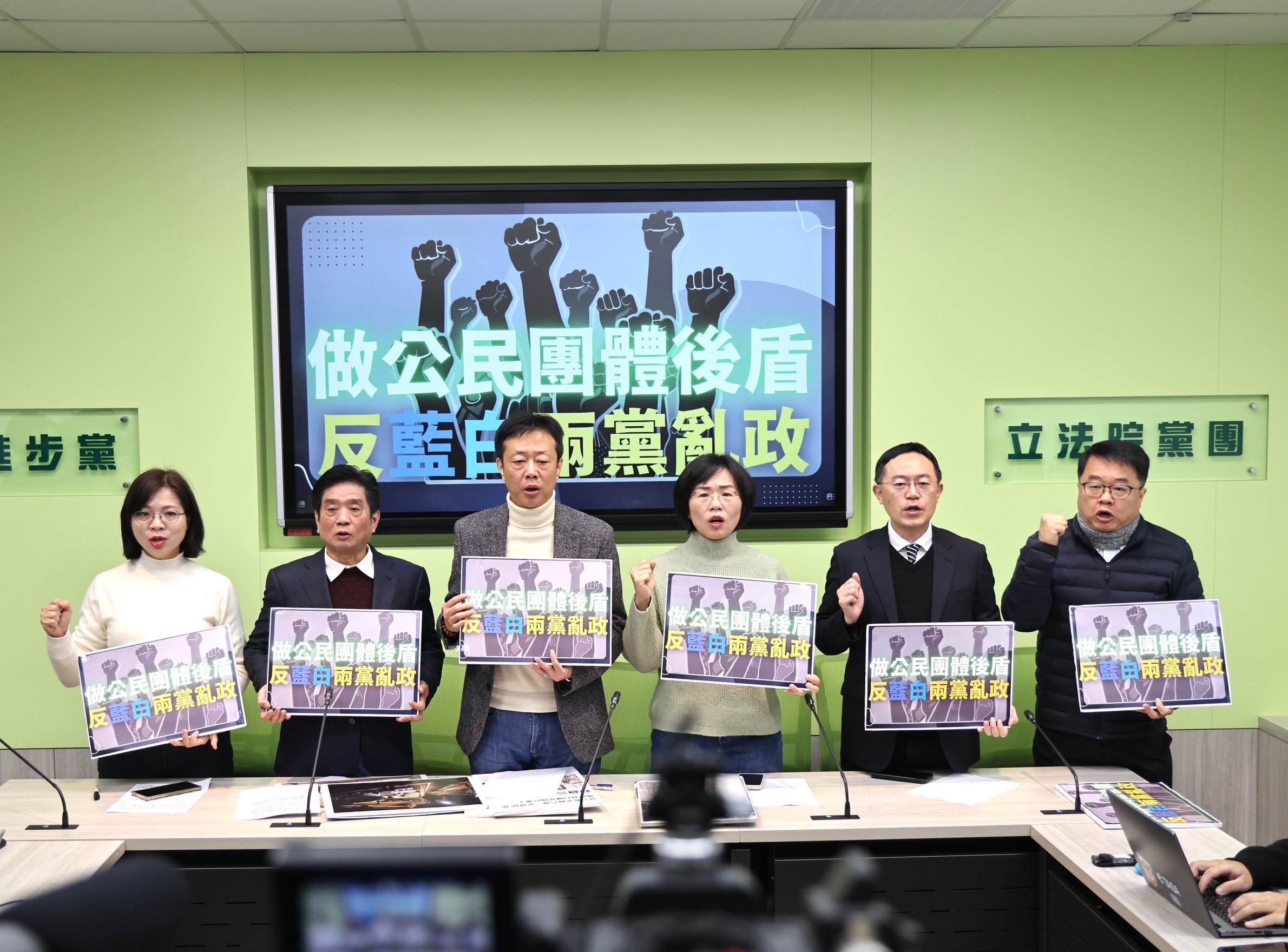 民進黨新北市立委蘇巧慧、吳秉叡等人宣布新北立委服務處將成公民團體的後盾,提供罷免連署書「代收代轉」服務。林啟宏攝