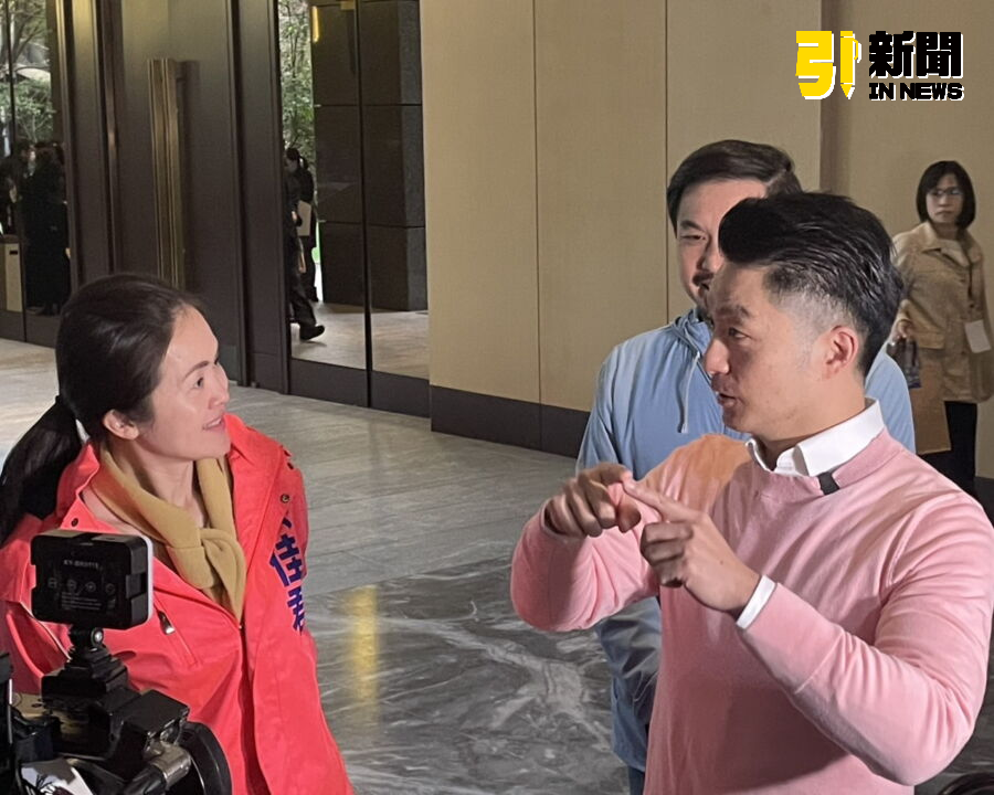 圖/新北市議員洪佳君與台北市長蔣萬安聊世壯運報名的項目?蔣萬安回應,你(洪佳君)有沒有要建議?跆拳道,不不不!(記者陳志仁攝,2025.02.07)