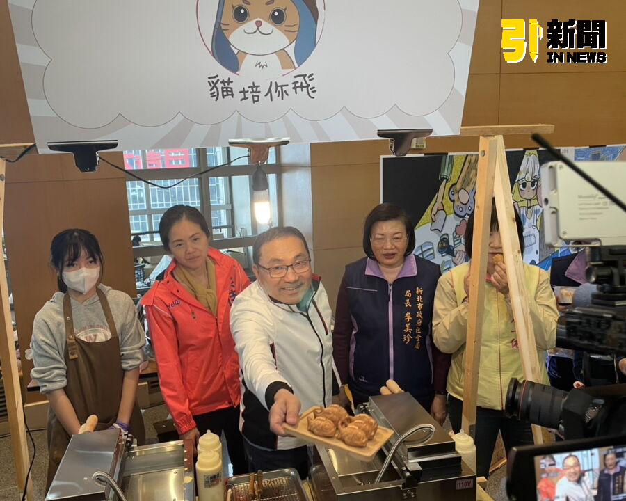 圖/新北市長侯友宜也在「貓陪你飛」雞蛋糕前,挽起袖子,親自烘焙一輪雞蛋糕。(記者陳志仁攝,2025.02.07)
