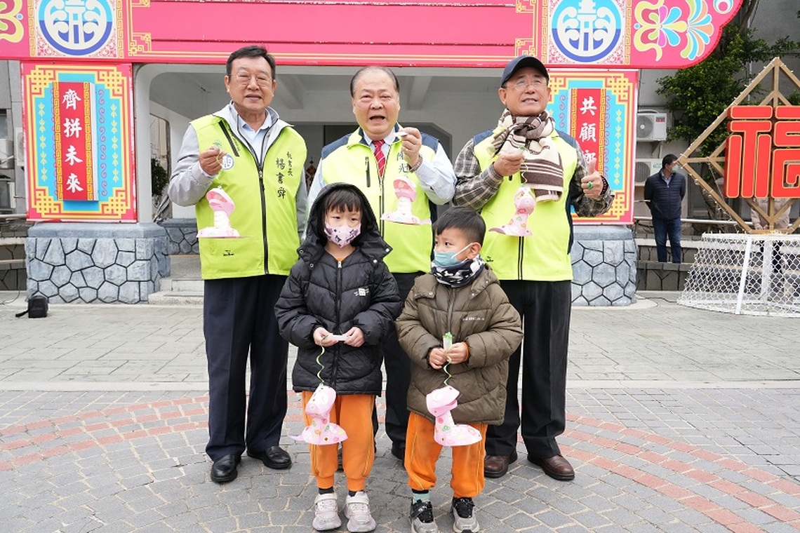 陳光復發送元宵提燈 陪伴鄉親歡慶佳節