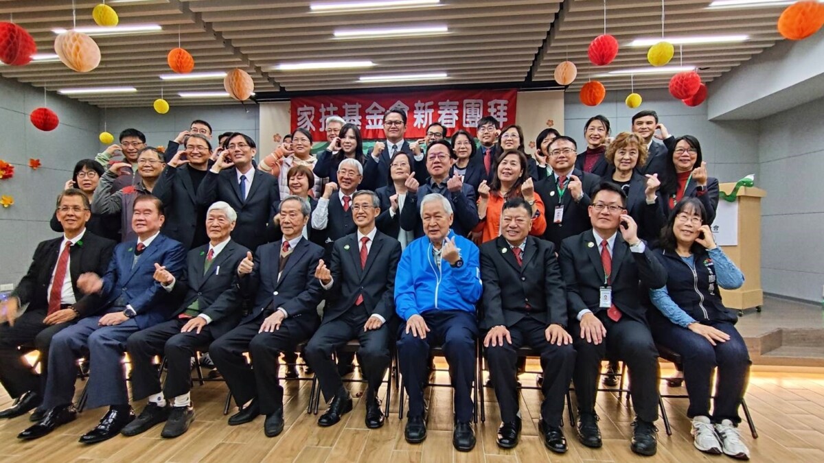 ▲社會局長廖靜芝(前排右1)出席家扶基金會新春團拜,攜手守護兒少打造幸福台中。(圖/中市府提供)