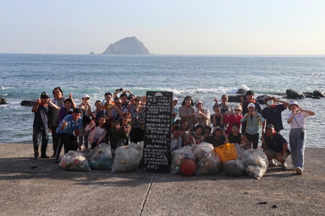 ▲和平島地質公園每年均舉辦日出淨灘活動，在全球21個最美日出觀察點觀看日出和淨灘的同時，讓參與者一周許下承諾，從改變日常生活習慣開始，盡自己的一份力量，為環境發展作出貢獻。（圖/和平島地質公園提供）