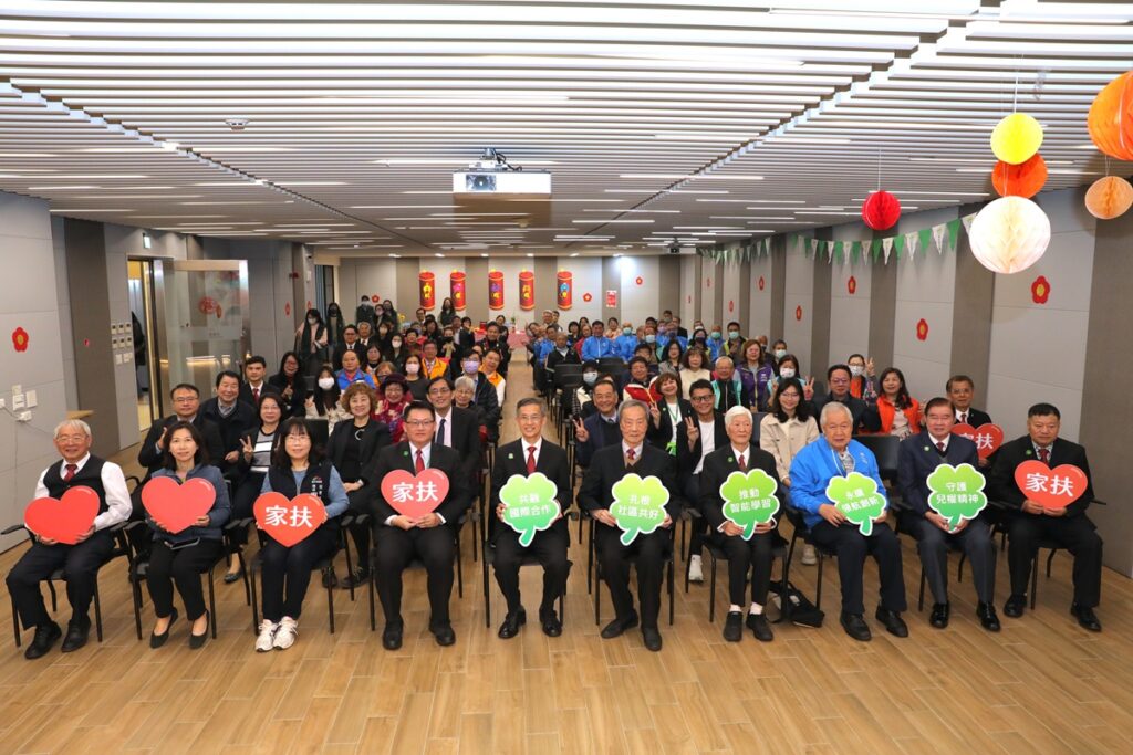 家扶基金會舉行2025新春團拜:蛇舞春風蛇運來,「凝聚力量、攜手前行、共迎幸福」活動後大合影。(圖/家扶基金會提供)