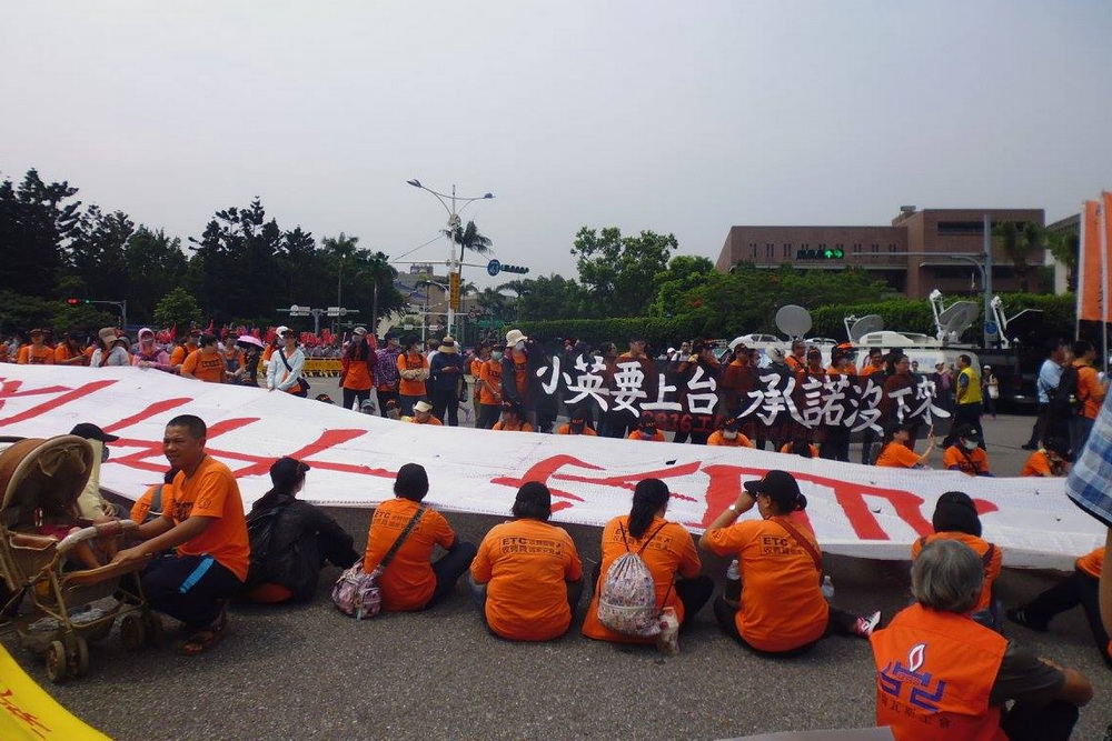國道收費員就業補貼案 自救會與行政院、勞動部達成調解 220 國道收費員就業補貼案 自救會與行政院、勞動部達成調解 219