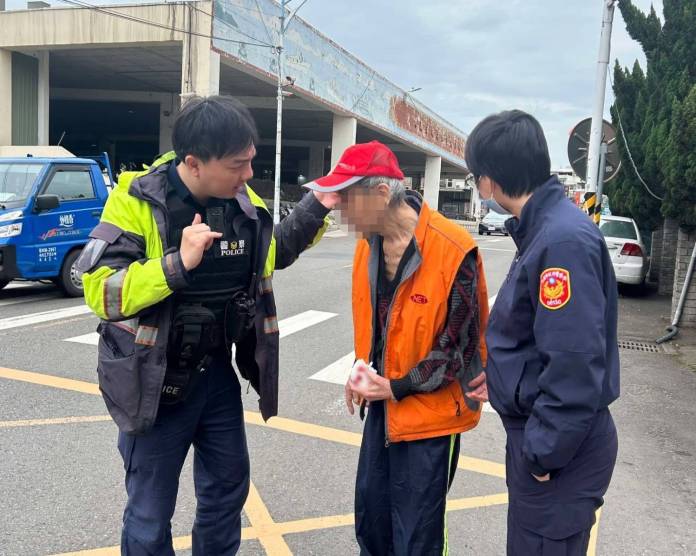 8旬翁散步跌倒濺血 大園警及時伸援 59 327166 0