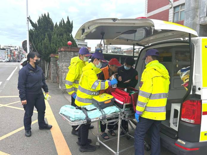8旬翁散步跌倒濺血 大園警及時伸援 60 327167 0