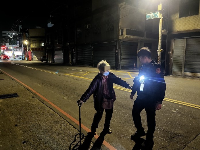 老婦迷途逾10小時累壞了 壢警靠這招助返家 55 1722 2